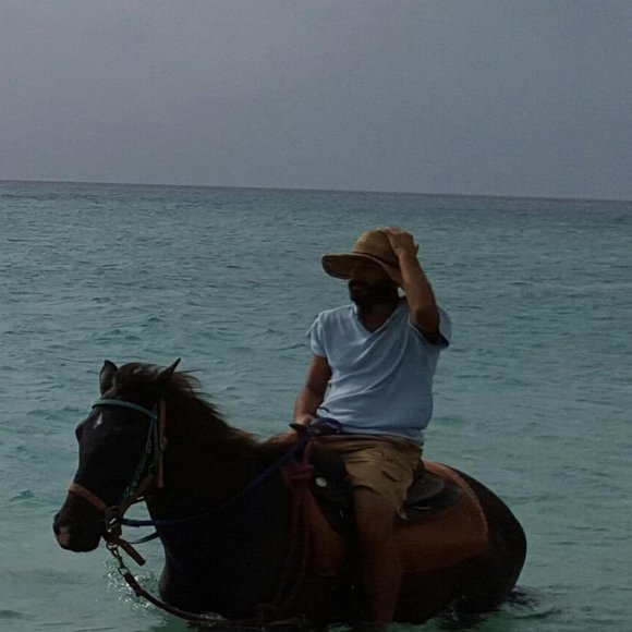 Meet your Posher, AntiHoaxAntiVaxxAntiLies - Picture 1 of 5